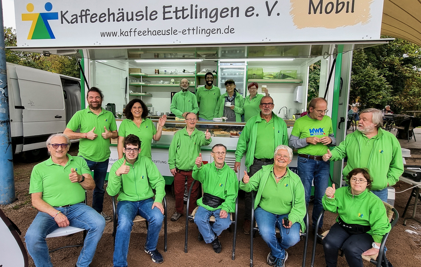Das Kaffeehäusle Team vor dem mobilen Kaffeewagen