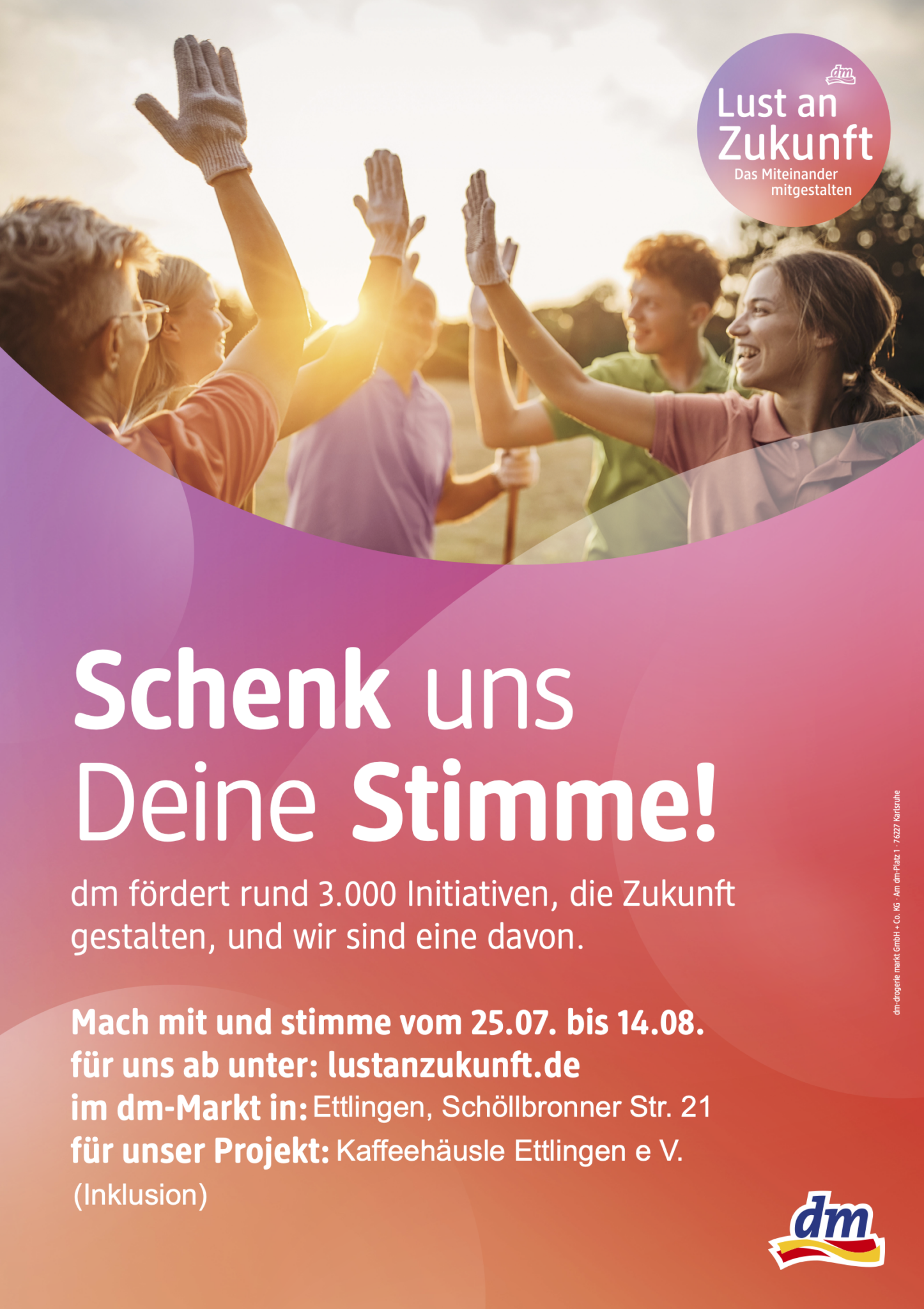 Gruppe junger Menschen, die sich im Freien bei Sonnenlicht mit erhobenen Händen zum Highfive treffen, darüber ein rundes Logo mit Text 'Lust an Zukunft Das Miteinander mitgestalten', darunter Text mit Aufruf zur Stimmabgabe für ein Projekt von dm und Kaffeehäusle Ettlingen
